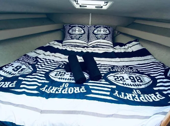 Botel Nuit Insolite Sur Un Bateau Linge Et Menage Inclus La Rochelle (Charente-Maritime)